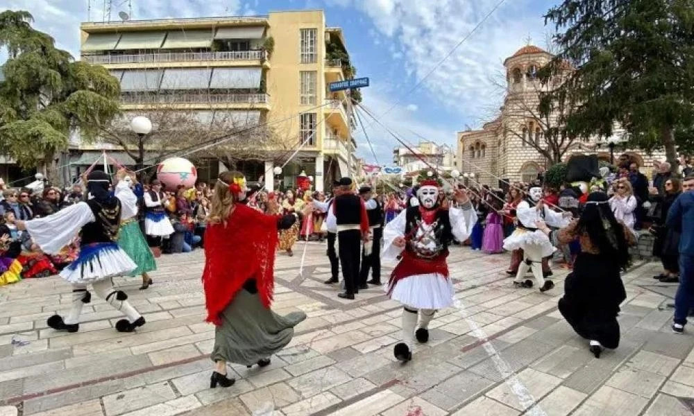 «Μπαντίδοι και Γαϊτανάκι»: Το φαντασμαγορικό αποκριάτικο έθιμο της Άρτας (εικόνες)